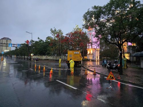 Xí nghiệp Thi công cơ giới (thuộc Công ty TNHH MTV Thoát nước Hà Nội) bố trí công nhân và các phương tiện chuyên dụng ứng trực tại đường Võ Chí Công. Ảnh: PV