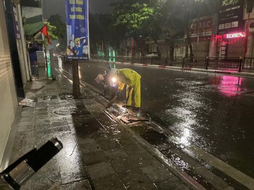 Xí nghiệp Thoát nước số 3 ứng trực tại khu vực chân cầu Vĩnh Tuy để theo dõi, xử lý thoát nước và sẵn sàng ứng phó khi có mưa lớn, đọng nước. Ảnh: PV