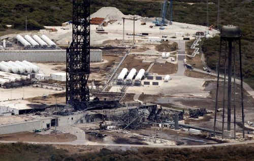 Hiện trường bệ phóng bị hư hại sau vụ nổ tên lửa New Glenn không người lái của Blue Origin trong quá trình thử nghiệm tại Trạm Lực lượng Không gian Cape Canaveral, bang Florida (Mỹ), ngày 29-5-2026. Nguồn: Reuters