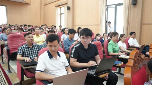 Các đại biểu chăm chú lắng nghe hướng dẫn của báo cáo viên về những tính năng nổi bật của hệ thống HanoiWork. Ảnh: AK