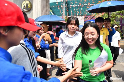 Thí sinh dự thi lớp 10 tại Hà Nội đã hoàn thành bài thi môn ngoại ngữ. Ảnh: Viết Thành