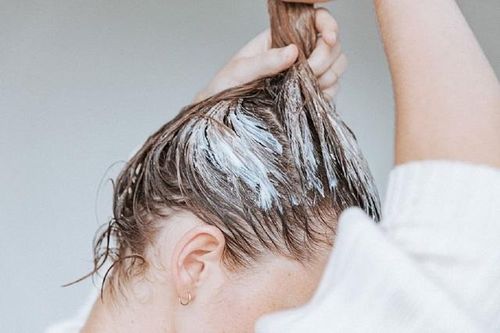 Lấy một lượng kem ủ vừa đủ cho độ dài và độ dày của tóc. Sau đó thêm vài giọt tinh dầu dưỡng tóc và một ít nước ấm. Trộn đều cho đến khi hỗn hợp trở nên mềm, mịn và dễ thoa.