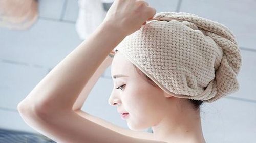 Ủ tóc giúp cung cấp dưỡng chất chuyên sâu, hỗ trợ tái tạo lớp biểu bì tóc bị tổn thương, nhờ đó tóc trở nên khỏe hơn và giảm tình trạng tóc chẻ ngọn.