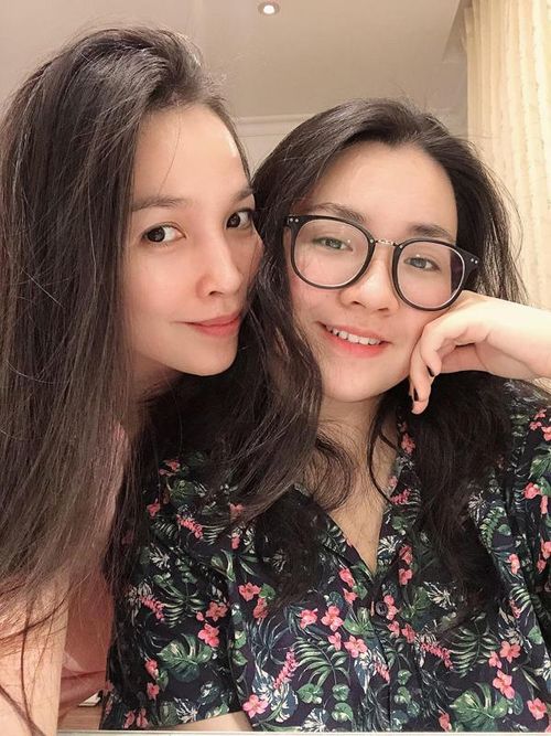 Trong chương trình "Sao Check" phát sóng gần đây, Hiền Thục cũng có những chia sẻ nhẹ nhàng về cuộc sống đời thường cũng như hành trình làm mẹ của mình. “Tôi nghĩ mình là một người mẹ rất thuần túy. Có lúc dễ thương, có lúc cũng khó chịu một chút, nhưng tất cả đều rất đời thường”, Hiền Thục tâm sự.