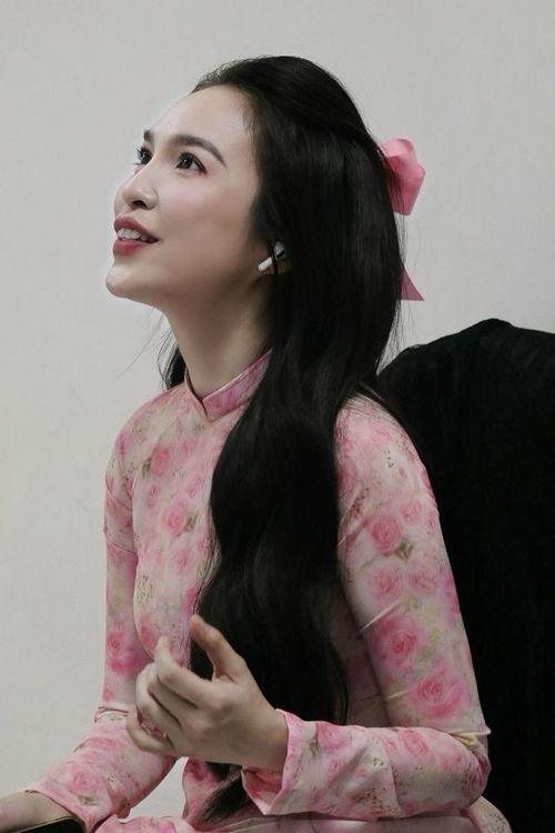 Từng là một trong những tên tuổi nổi bật của Vpop đầu những năm 2000, Hiền Thục chọn cách tỏa sáng bằng cảm xúc và sự chân thành.
