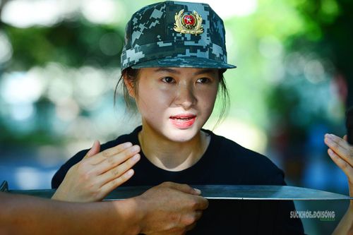 Chiếc đao dùng trong bài tập khí công là đạo cụ quen thuộc trong quá trình huấn luyện. Để có thể dùng yết hầu kê đao kéo xe, người tập phải trải qua thời gian dài rèn luyện thể chất và tinh thần.