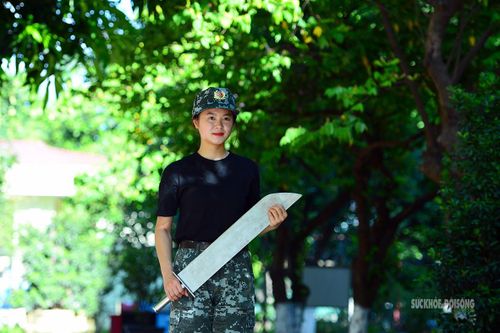 Thay vì theo đuổi công việc văn phòng, Linh viết đơn tham gia nghĩa vụ Công an nhân dân. Quyết định "bẻ lái" thanh xuân ấy mở ra hành trình mới đầy thử thách trên thao trường đặc nhiệm.