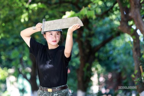 Trên thao trường, Linh tham gia nhiều nội dung huấn luyện thể lực, võ thuật và khí công chuyên sâu - những bài tập đòi hỏi sự dẻo dai, tập trung và khả năng chịu đựng cao.