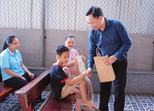 BSCKII Nguyễn Thanh Hải, Giám đốc Bệnh viện Phổi Nghệ An trao quà cho trẻ em tại Trung tâm Mồ côi, khuyết tật Mẹ Teresa Calcutta nhằm động viên, chia sẻ với các em có hoàn cảnh khó khăn.