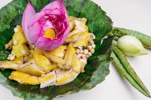 Gà hấp lá sen phù hợp với người cần bồi bổ nhưng vẫn muốn ăn thanh đạm trong ngày nóng.
