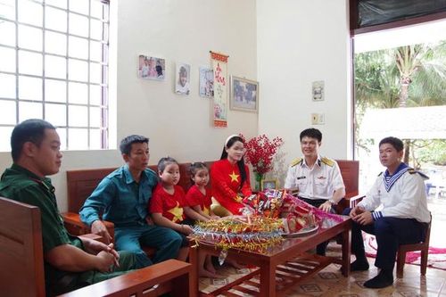 Cán bộ, chiến sĩ và các gia đình ở Trường Sa chuẩn bị chu đáo lồng đèn, quà... cho các cháu đón Tết Thiếu nhi.