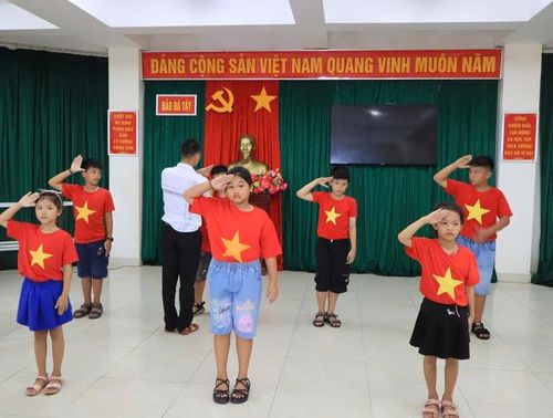 Các cháu nhỏ trên đảo Đá Tây (Đặc khu Trường Sa) khẩn trương tập luyện các tiết mục đặc sắc biểu diễn trong dịp Tết Thiếu nhi.