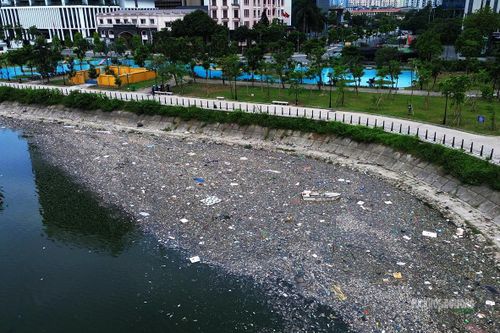 Dọc các bờ kè, rác thải nhựa, hộp xốp và nhiều vật dụng sinh hoạt nổi dày đặc, tạo thành lớp váng ô nhiễm trên mặt hồ.