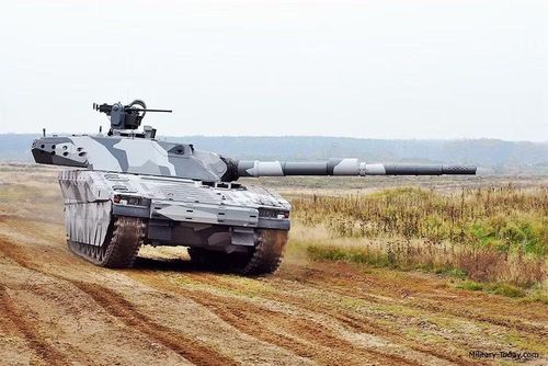 Hệ thống vũ khí của cả hai xe tăng hạng nhẹ tương đương nhau. CV90120 trang bị pháo áp suất cao Rheinmetall 120 mm với chiều dài nòng gấp 44 đường kính (L/44). Còn CFL-120 Karpat cũng sử dụng pháo áp suất cao 120 mm, nhưng chiều dài nòng ở mức L/45.