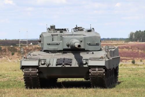 Quân đội Slovakia hiện đang có trong biên chế 15 xe tăng chiến đấu chủ lực (MBT) Leopard 2A4 và 30 chiếc T-72. Theo kế hoạch nâng cấp lực lượng thiết giáp trước đây, họ sẽ bổ sung thêm những chiếc MBT Leopard 2A8 mới và sau đó là K2PL Black Panther.