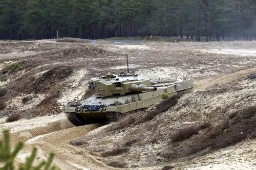 Theo giới quân sự, nếu như ý tưởng mua thêm Leopard 2A4 dường như đã bị loại bỏ, thì việc lựa chọn xe tăng hạng nhẹ đã đến giai đoạn cuối cùng, lý do không chỉ nằm ở chi phí thấp hơn nhiều so với những chiếc MBT.