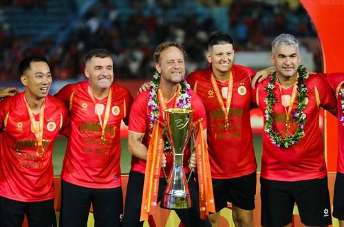 HLV trưởng Mano Polking - người vừa hoàn tất bộ sưu tập danh hiệu vô địch V-League, Cúp quốc gia, Siêu cúp quốc gia - chụp ảnh lưu niệm cùng các cộng sự