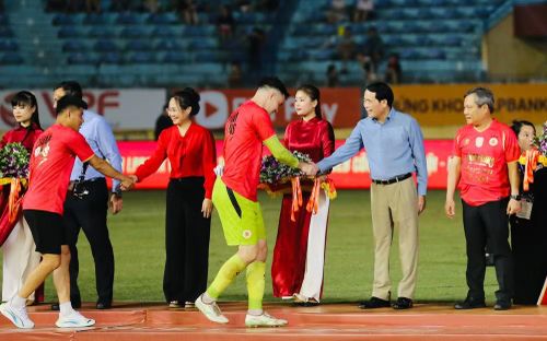 Bà Lâm Thị Phương Thanh - Ủy viên Trung ương Đảng, Bộ trưởng Bộ Văn hóa, Thể thao và Du lịch; Thượng tướng Lê Quốc Hùng - Ủy viên Trung ương Đảng, Phó Bí thư Đảng ủy Công an Trung ương, Thứ trưởng Bộ Công an; ông Vũ Đại Thắng - Ủy viên Trung ương Đảng, Phó Bí thư Thành ủy, Chủ tịch UBND thành phố Hà Nội cùng một số đại biểu xuống sân trao thưởng và chúc mừng các thành viên CLB Công an Hà Nội