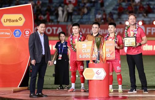 Ban tổ chức V-League cùng nhà tài trợ trao thưởng cho nhà vô địch - CLB Công an Hà Nội
