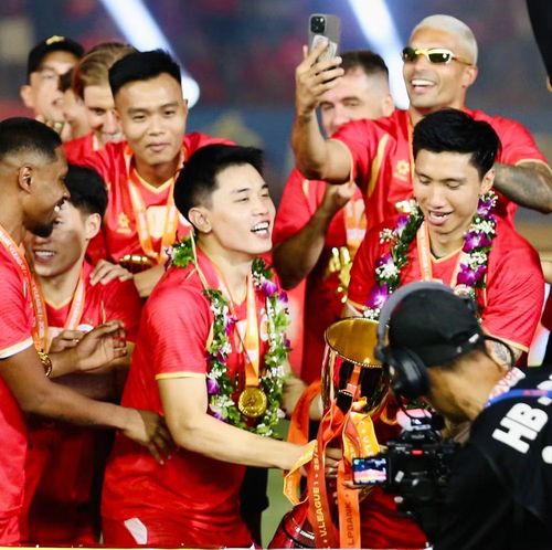 Tiền đạo trẻ Đình Bắc có danh hiệu V-League đầu tiên trong sự nghiệp, chỉ sau thời gian ngắn khoác áo CLB Công an Hà Nội