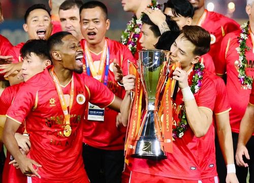 Chức vô địch V-League thứ hai chỉ sau 4 mùa trở lại đấu trường V-League, một thành tích ấn tượng của CLB Công an Hà Nội