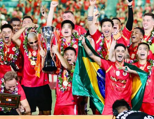 Đội trưởng Quang Hải cùng đồng đội phấn khích ăn mừng