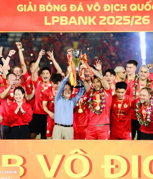 Thượng tướng Lê Quốc Hùng, Ủy viên Trung ương Đảng, Phó Bí thư Đảng ủy Công an Trung ương, Thứ trưởng Bộ Công an cùng cầu thủ Công an Hà Nội nâng cao cúp vô địch
