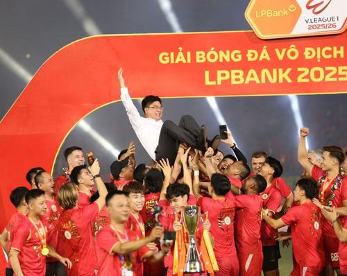 Cầu thủ tri ân Thiếu tướng Dương Đức Hải - nguyên Chủ tịch CLB Công an Hà Nội, hiện đang giữ chức vụ Cục trưởng Cục Cảnh sát PCCC và CNCH - Bộ Công an.