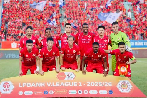 Dù đã vô địch từ vòng 23, song ở cuộc tiếp đón Becamex TP.HCM thuộc vòng 25, Quang Hải cùng đồng đội đặt quyết tâm cao nhất cho một chiến thắng để tri ân người hâm mộ và thêm niềm vui trong ngày chính thức nâng cúp