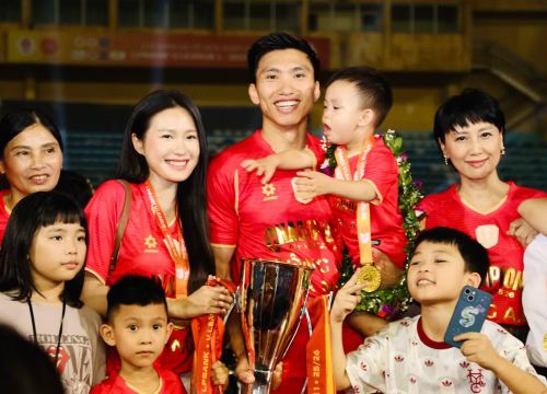 Đoàn Văn Hậu cùng gia đình mừng chức vô địch V-League 2025/26 - giải đấu mà anh trở lại ở giai đoạn cuối sau thời gian dài chữa trị chấn thương