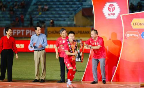 Chiếc cúp V-League là thành tích xuất sắc của đội bóng đá của lực lượng Công an Thủ đô