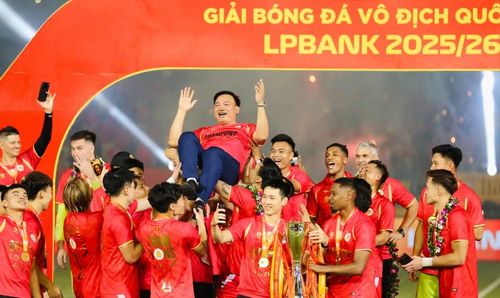 Cầu thủ tri ân Đại tá Nguyễn Tiến Đạt - Phó Giám đốc CATP Hà Nội, Chủ tịch CLB Công an Hà Nội hiện nay luôn sát sao chỉ đạo, hỗ trợ đội bóng xuất sắc cán đích V-League 2025/26 với vị trí cao nhất, mở ra cơ hội chinh phục đấu trường C1 châu Á mùa giải 2026/27.