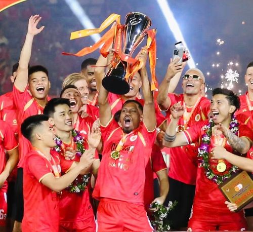 Tương tự, cầu thủ Cao Pendant Quang Vinh cũng lên đỉnh vinh quang trong ngày mùa đầu tiên đầu quân cho đội bóng ngành Công an