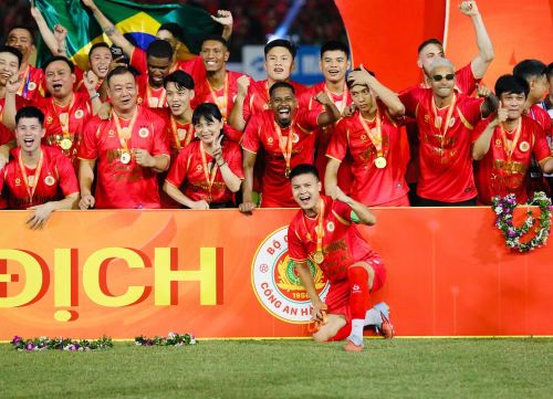 Mừng ngôi vô địch đầy cảm xúc trên sân Hàng Đẫy