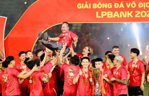 Thành tích này, bên cạnh sự nỗ lực của tập thể còn là sự quan tâm, chỉ đạo sát sao, tạo mọi điều kiện tốt nhất từ các cấp lãnh đạo, trong đó có Ban Giám đốc CATP Hà Nội. Trong ảnh: Cầu thủ tri ân Trung tướng, Anh hùng lực lượng vũ trang nhân dân Nguyễn Thanh Tùng - Ủy viên Ban Thường vụ Thành ủy, Bí thư Đảng ủy, Giám đốc CATP Hà Nội