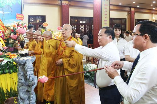 Phó Chủ tịch Nguyễn Phi Long và các đại biểu thực hiện nghi thức tắm Phật tại buổi lễ. Ảnh: Tiến Đạt.