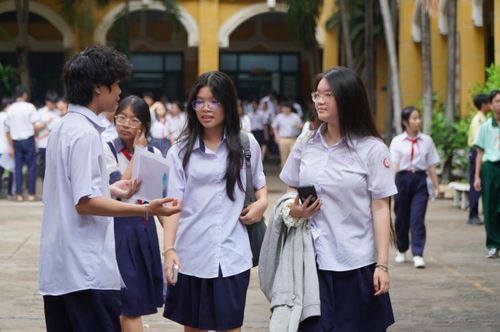 Nhiều thí sinh tỏ ra tự tin trước khi bước vào kỳ thi lớp 10 công lập quan trọng. Ảnh: Đ.Xá.