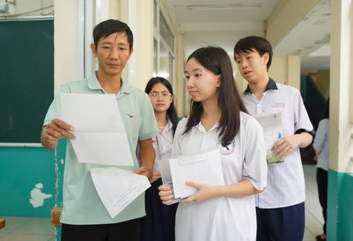  Thí sinh được kiểm tra thông tin cá nhân. Tại điểm thi này có 480 thí sinh đến từ các trường THCS trên địa bàn TP.HCM. Trong đó có hai thí sinh đặc biệt đến từ Trường THCS Lê Hồng Phong (Côn Đảo). Hội đồng thi bố trí 20 phòng thi đảm bảo đầy đủ các yêu cầu phục vụ kỳ thi năm nay. 