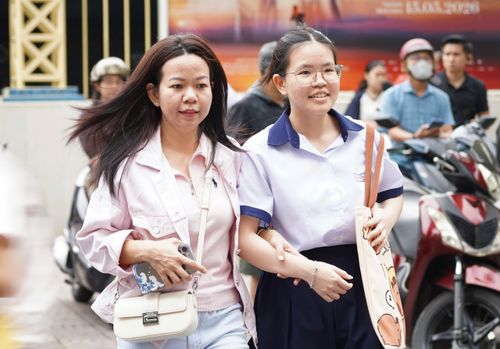  Trước kỳ thi quan trọng trong cuộc đời con, với tỉ lệ chọi khá cao, phụ huynh luôn dành thời gian đồng hành cùng con để động viên tinh thần. 