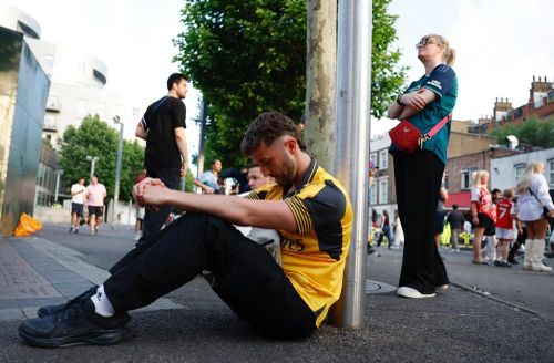  Niềm an ủi của fan Arsenal lúc này chỉ là chức vô địch Premier League sau 22 năm chờ đợi. 