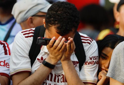  Rất nhiều CĐV đã bật khóc khi Arsenal không thể có chức vô địch Champions League đầu tiên. 