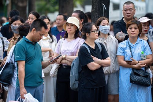 Bên ngoài cổng trường, nhiều phụ huynh chọn ở lại chờ con thay vì rời đi trong thời gian làm bài. Theo nhà trường, thí sinh tham dự kỳ thi năm nay đến từ nhiều tỉnh, thành khác nhau, trải dài ở miền Bắc, miền Trung. Do đó, nhiều gia đình đến Hà Nội từ ngày hôm trước, thuê nhà nghỉ, khách sạn để tiện di chuyển.