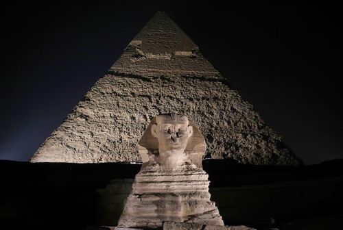  Đại kim tự tháp Giza và tượng Nhân sư được thắp sáng trong ngày kỷ niệm du lịch thế giới năm 2024. Ảnh: Reuters. 