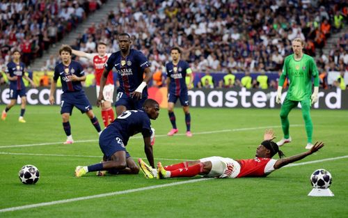  Arsenal cũng chỉ thực hiện được 69 đường chuyền trong hiệp một, con số thấp nhất được ghi nhận từ mùa giải 2003/2004 bởi bất kỳ đội bóng nào trong một trận chung kết Champions League. Ngoài ra, từ sau khi kết thúc hiệp một cho đến hết 120 phút trên sân, Pháo thủ chỉ tạo ra thêm 0,01 xG (chỉ số bàn thắng kỳ vọng). Ảnh: Reuters. 