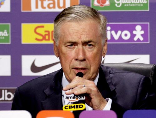 HLV Ancelotti đáp trả phóng viên nhẹ nhàng mà thâm thúy.