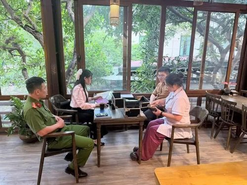  Trong đợt cao điểm tháng 4 và tháng 5, Đoàn kiểm tra liên ngành An toàn thực phẩm phường đã tập trung kiểm tra các cơ sở kinh doanh dịch vụ ăn uống, bếp ăn tập thể, cửa hàng thực phẩm, cơ sở chế biến thực phẩm và các cơ sở kinh doanh thức ăn đường phố trên địa bàn. 