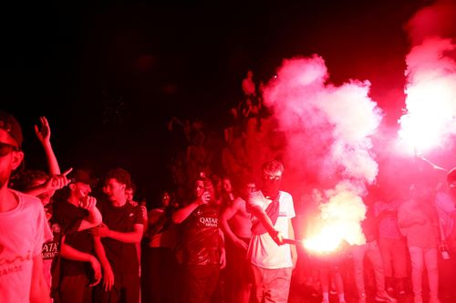 Tình hình càng trở nên phức tạp sau khi PSG gỡ hòa 1-1 và giành chiến thắng 4-3 chung cuộc ở loạt sút luân lưu. Niềm vui chiến thắng nhanh chóng biến thành những màn ăn mừng mất kiểm soát. Hàng nghìn người tràn xuống đường, đốt pháo sáng, đập phá tài sản công cộng và đối đầu với cảnh sát chống bạo động.