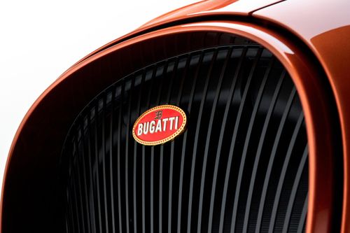  Lưới tản nhiệt hình móng ngựa vẫn được giữ nguyên trong khi logo macaron của Bugatti được mạ vàng, đồng thời các nan lưới cũng được thiết kế dạng đứng. 