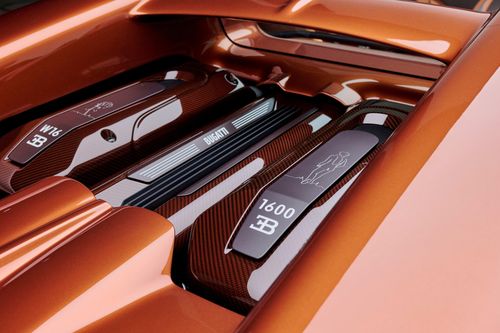  Nắp khoang động cơ được ốp bằng chất liệu sợi carbon màu đồng, bên cạnh hình ảnh của "Hoàng tử bé" phiên bản trưởng thành và bông hồng. Ngoài ra, phân cảnh kinh điển giữa Hoàng tử bé và con cáo cũng được trang trí bên dưới cánh gió. 