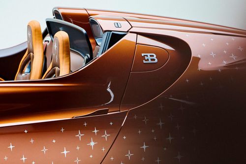  Vào tháng 11/2024, tại trung tâm thử nghiệm ATP Automotive Testing Papenburg, Bugatti W16 Mistral đã lập kỷ lục mẫu xe mui trần nhanh nhất thế giới với vận tốc 453,91 km/h. 